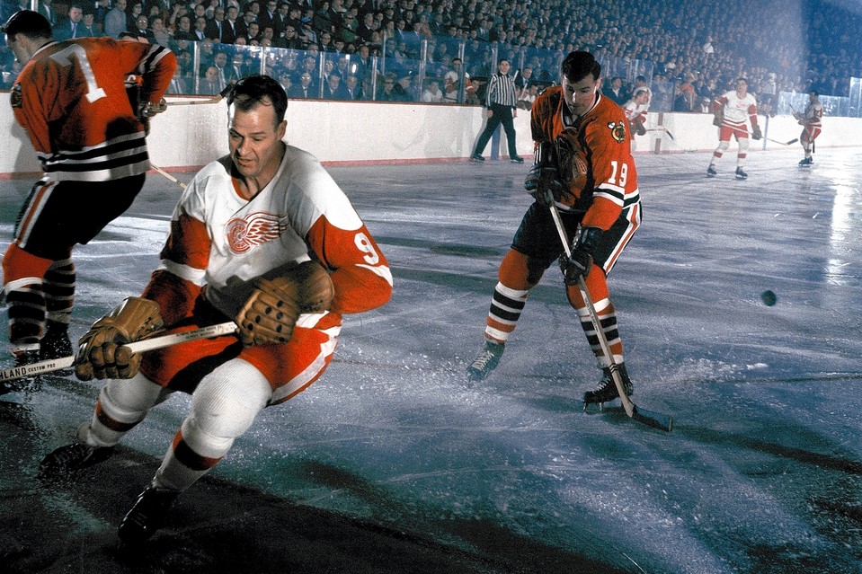 Remembering when Gordie Howe suited up for a pro hockey game at